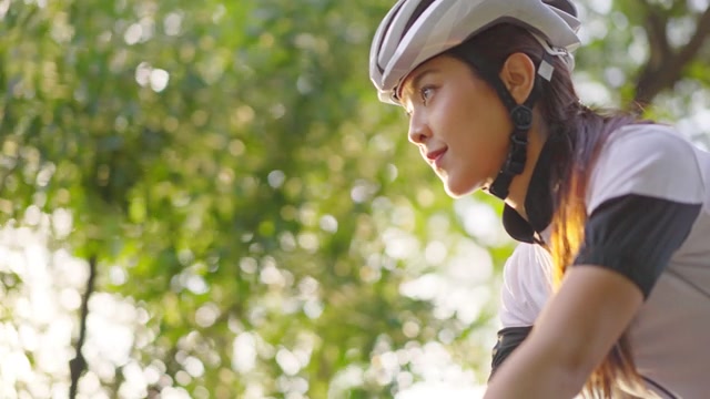 詳情圖-亞洲年輕美麗的女人騎自行車為健康在晚上在公共公園。運(yùn)動(dòng)員健康和堅(jiān)定的女孩在運(yùn)動(dòng)服裝鍛煉通過自行車鍛煉運(yùn)動(dòng)為她的健康健康。
