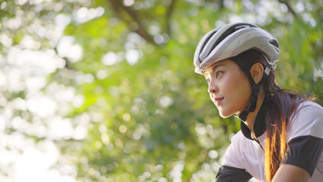 詳情圖-亞洲年輕美麗的女人騎自行車為健康在晚上在公共公園。運(yùn)動(dòng)員健康和堅(jiān)定的女孩在運(yùn)動(dòng)服裝鍛煉通過自行車鍛煉運(yùn)動(dòng)為她的健康健康。
