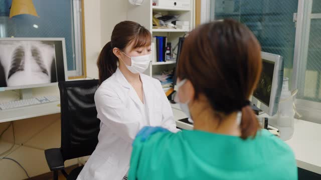 女医务工作者在医生办公室接种疫苗