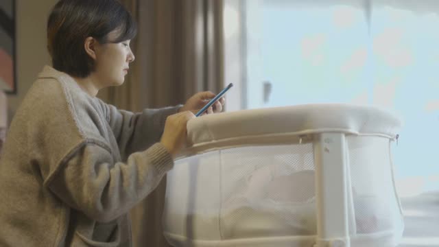 妈妈照顾宝宝