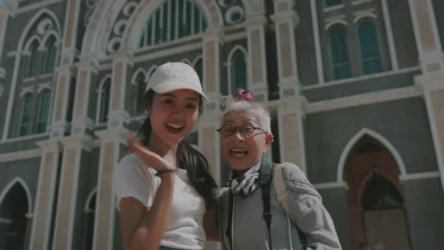 妈妈和女儿只是说再见的股票视频