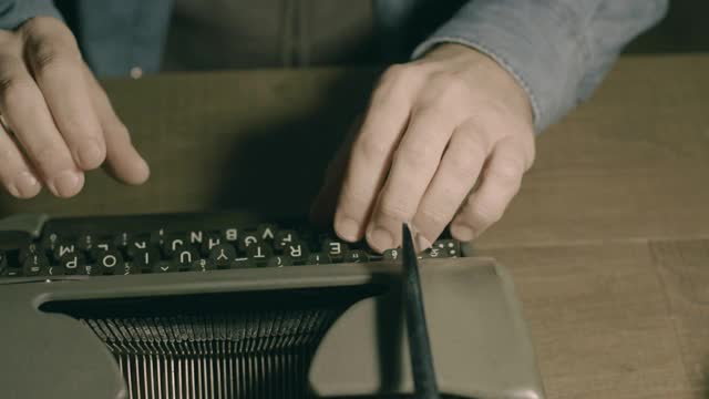商人在老式打字机上打字