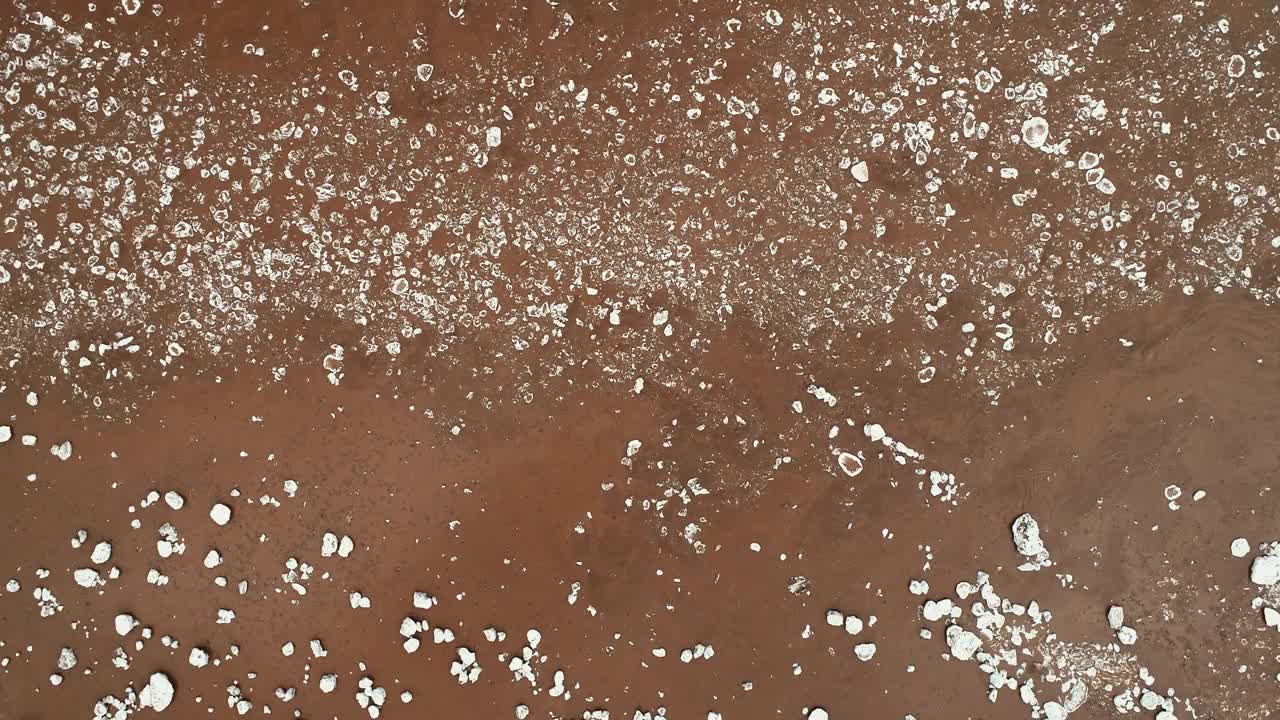 潮汐河上的浮冰