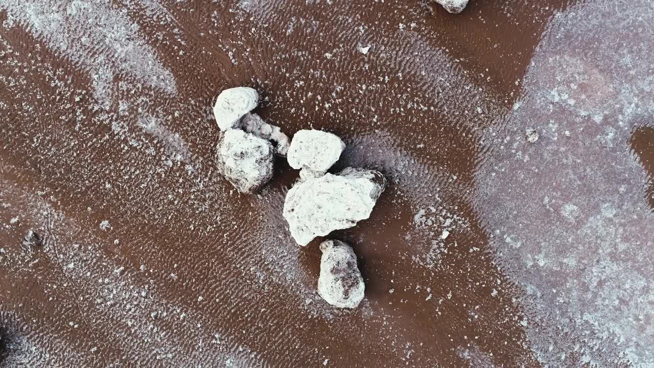 潮汐河上的浮冰