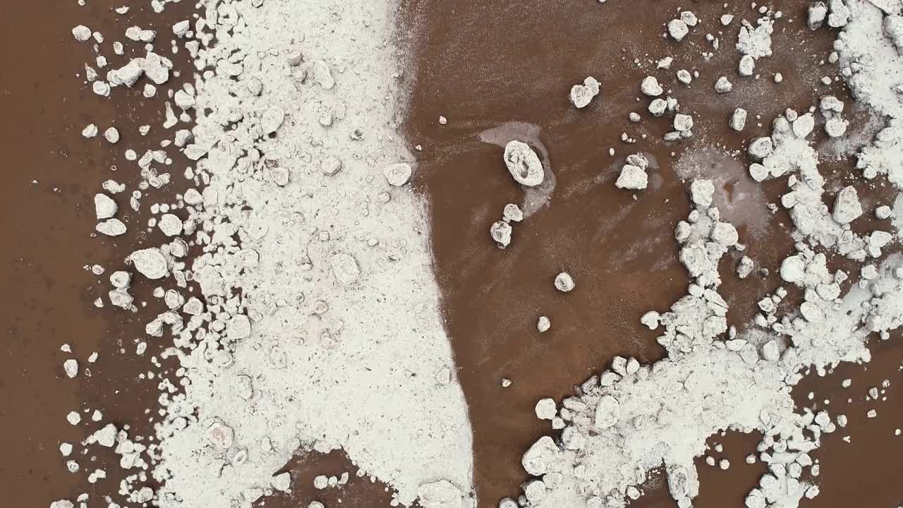 潮汐河上的浮冰