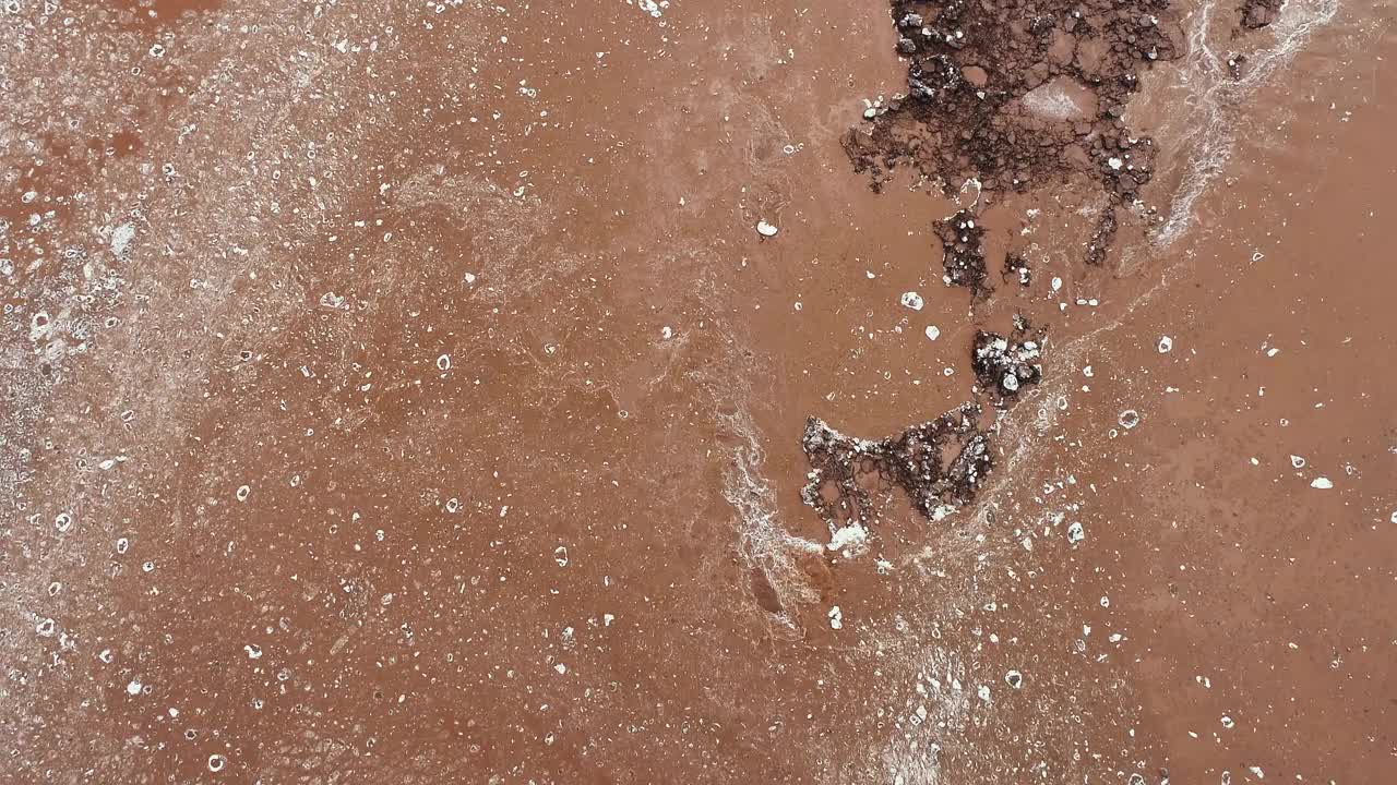 潮汐河上的浮冰