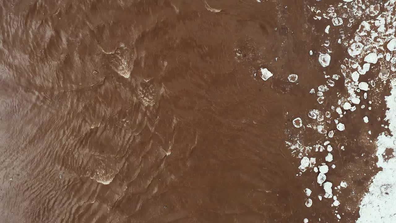 潮水涌向上游