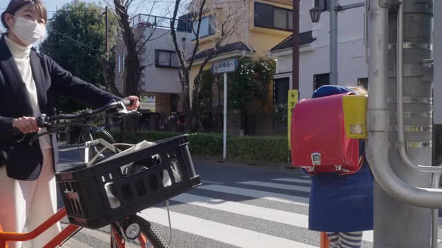 小学女孩上学