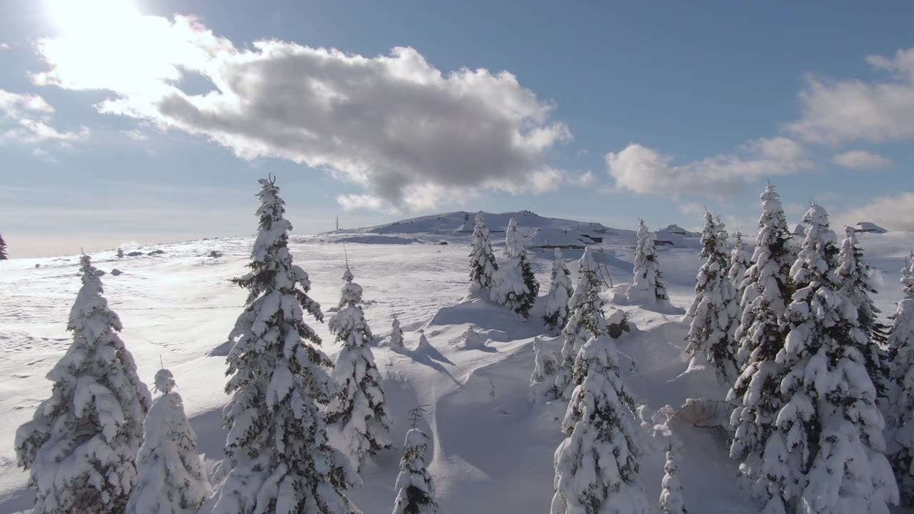 詳情圖-無(wú)人機(jī):從空中拍攝大雪覆蓋的山脈和Velika,Planina的小屋