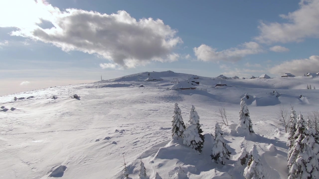 詳情圖-無(wú)人機(jī):從空中拍攝大雪覆蓋的山脈和Velika,Planina的小屋