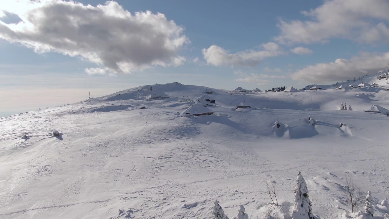 詳情圖-無(wú)人機(jī):從空中拍攝大雪覆蓋的山脈和Velika,Planina的小屋