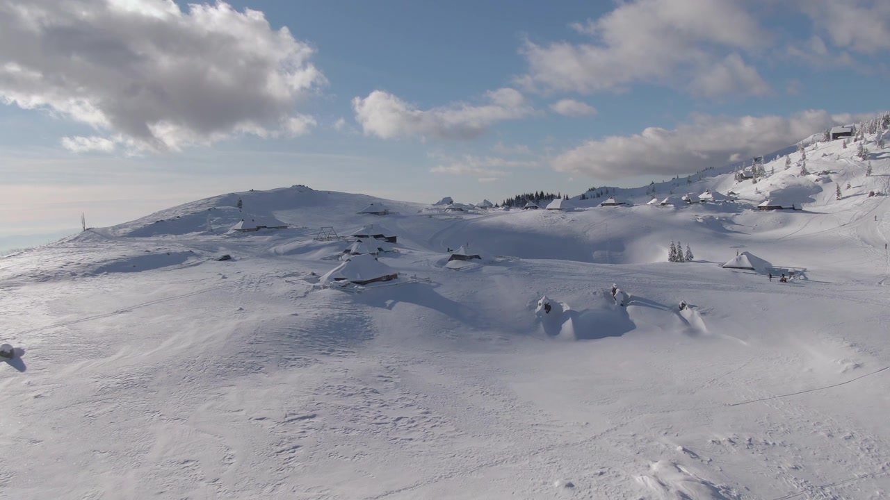 詳情圖-無(wú)人機(jī):從空中拍攝大雪覆蓋的山脈和Velika,Planina的小屋