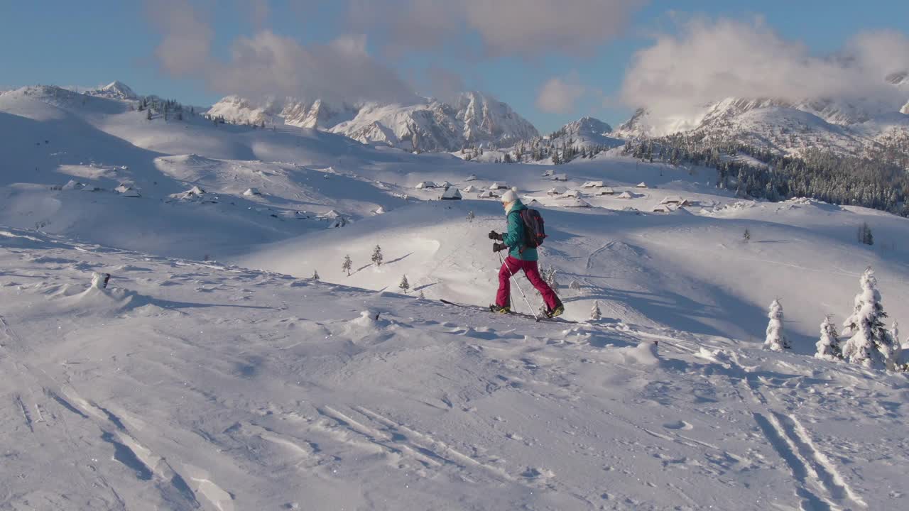 无人机:在Velika Planina女子滑雪旅游时，一个雪谷的壮观镜头。