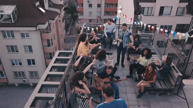 详情图-屋顶上的朋友聚会