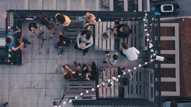 详情图-屋顶上的朋友聚会