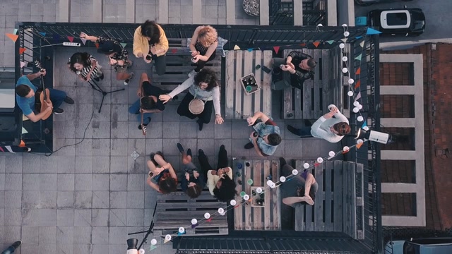 详情图-屋顶上的朋友聚会