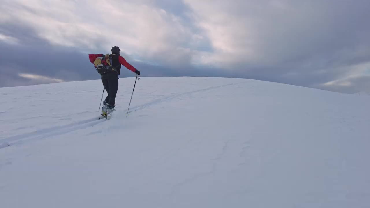 滑雪登山夫妇上山