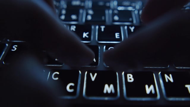 詳情圖-女性的手在晚上敲擊筆記本電腦的鍵盤