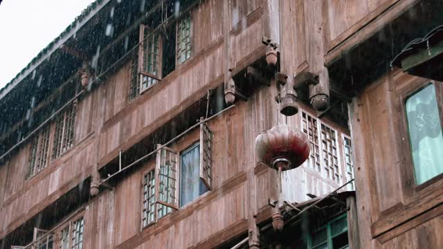 雨和中国灯笼的慢镜头剪辑在桂林，中国