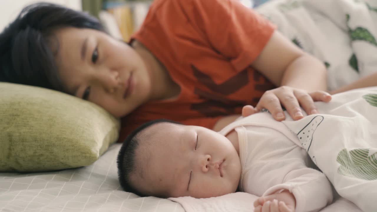 宝宝和妈妈睡觉