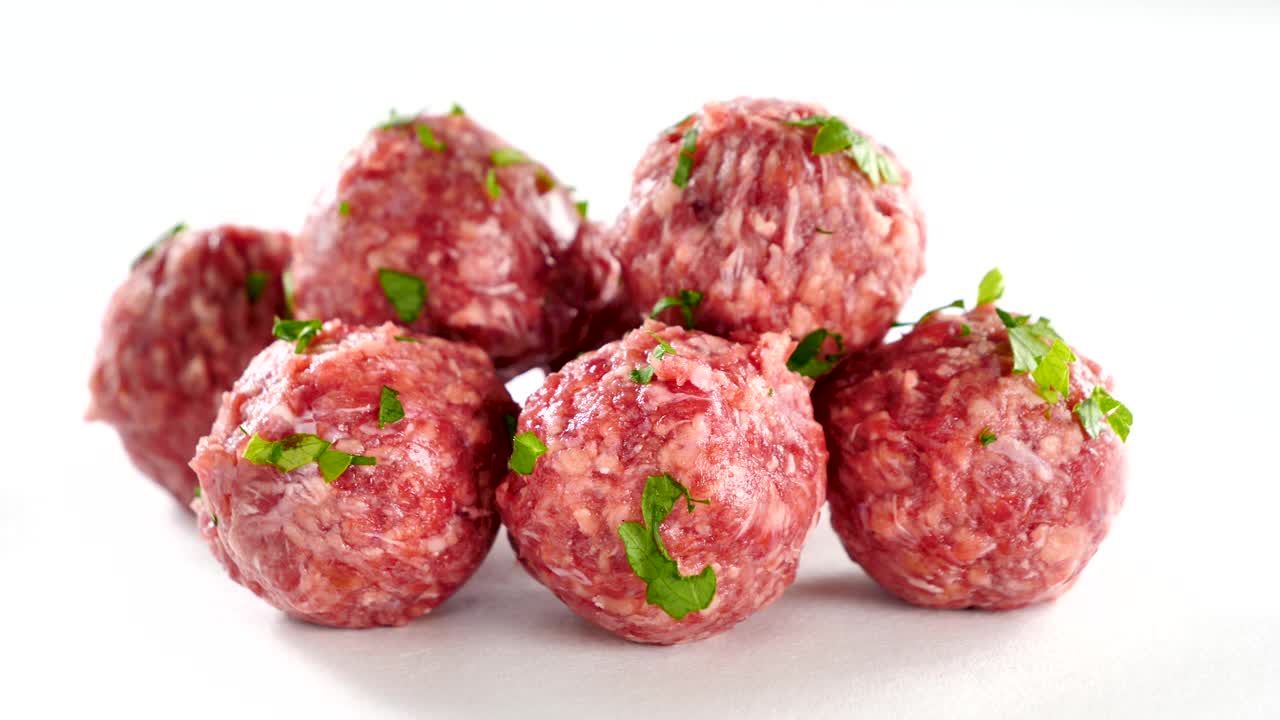 生肉丸孤立在白色背景