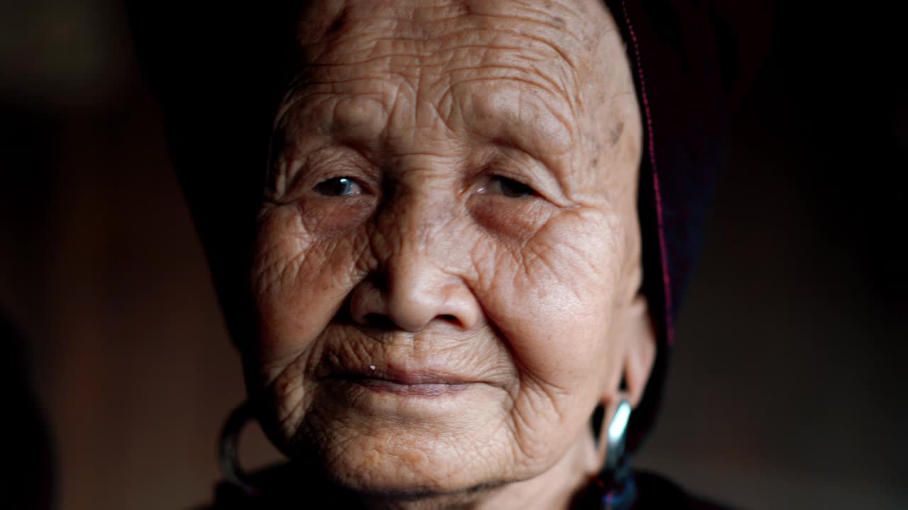 老年中国妇女在农村的房子