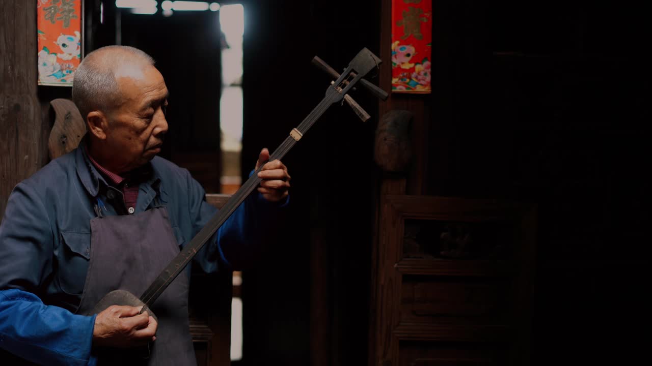弹长颈琵琶的中国老人