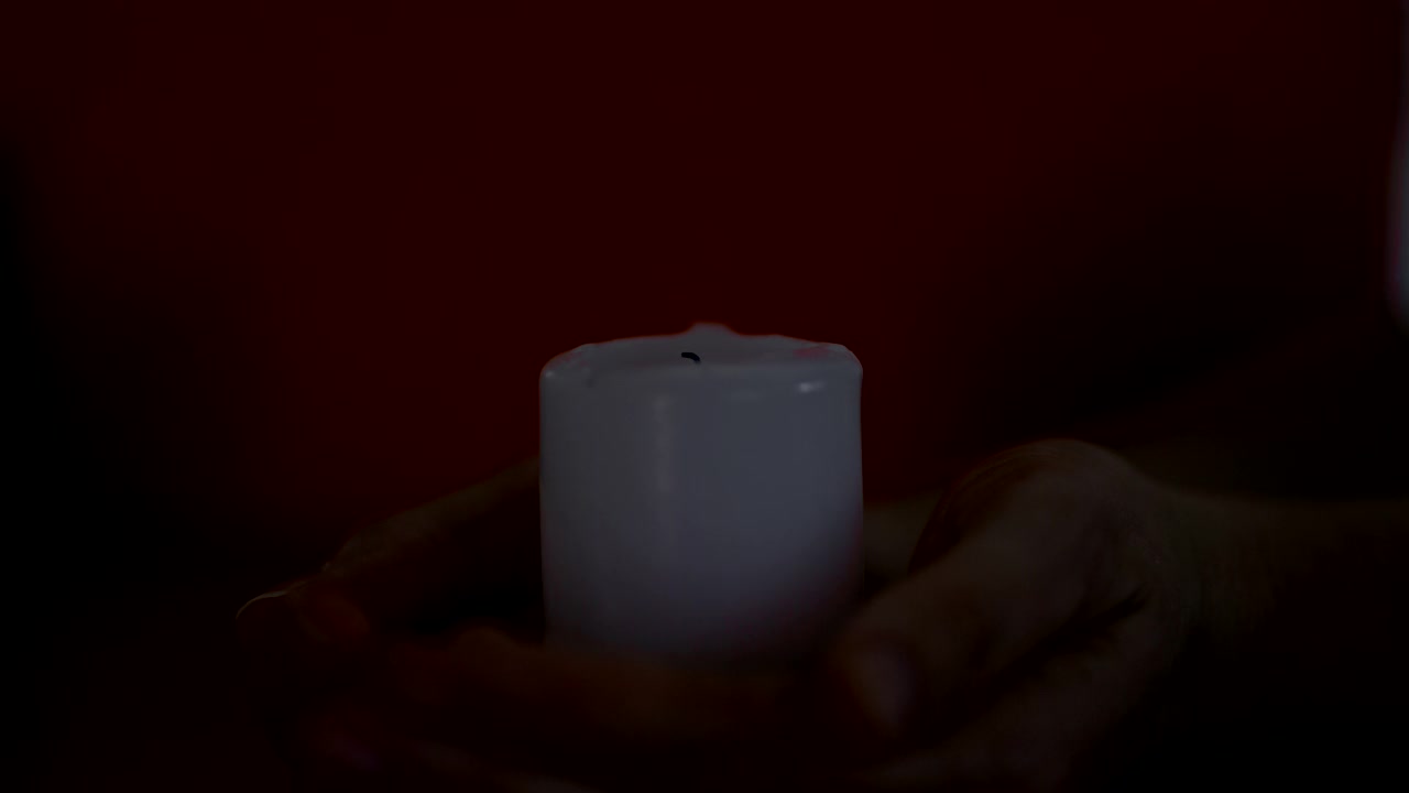 手用火柴点燃蜡烛