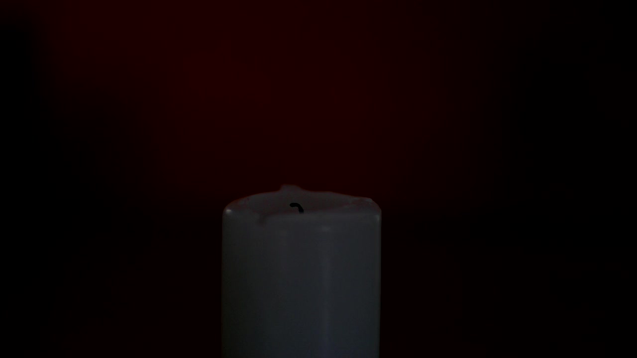 手用火柴点燃蜡烛