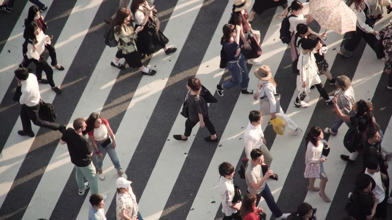 日本东京，人群穿过斑马线。