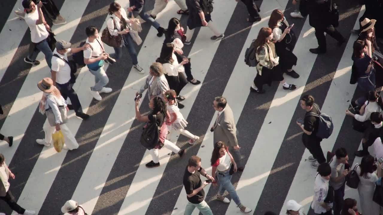 詳情圖-日本東京，人群穿過(guò)斑馬線。
