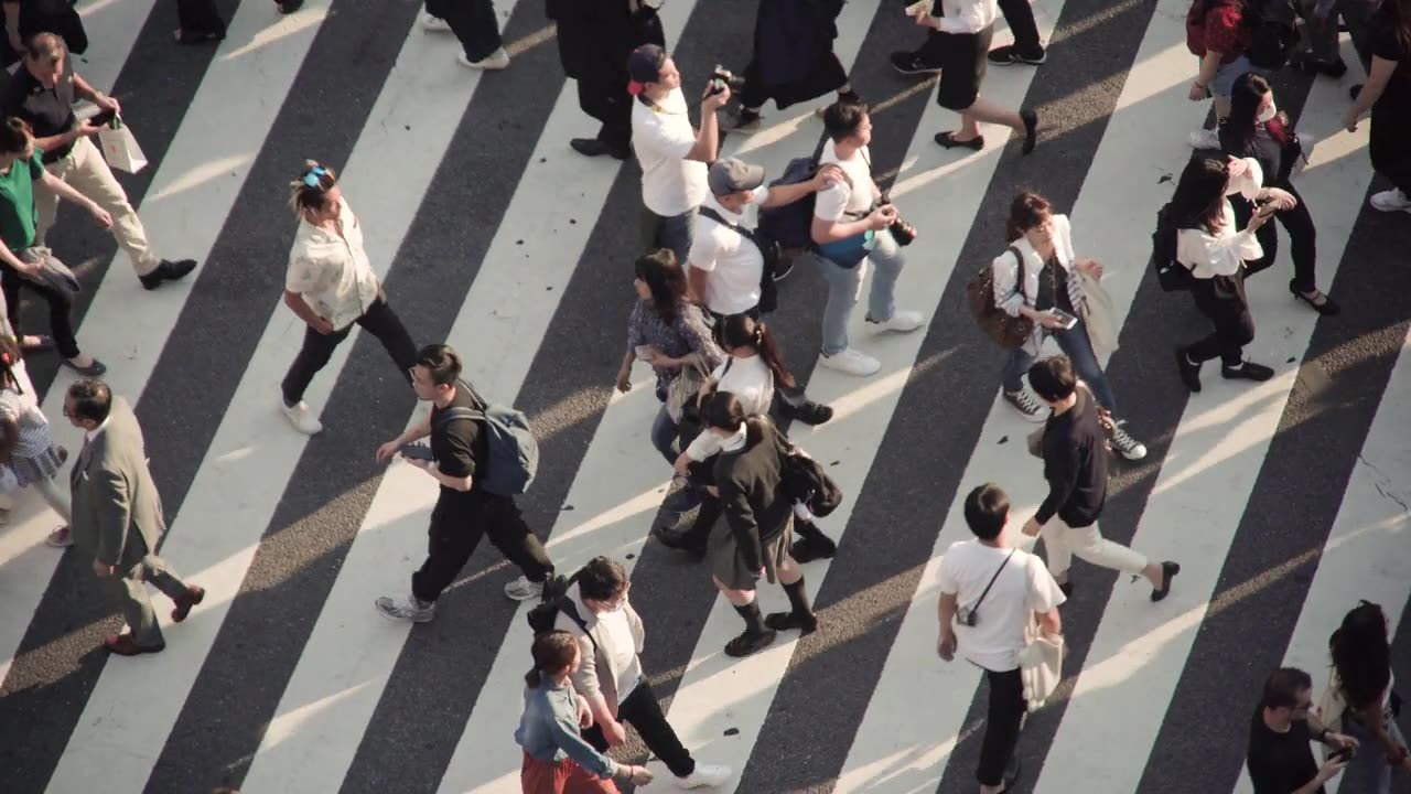 詳情圖-日本東京，人群穿過(guò)斑馬線。