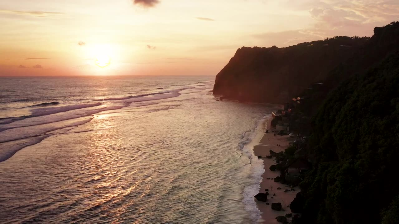 詳情圖-夕陽下的白色沙灘沿懸崖在巴厘島