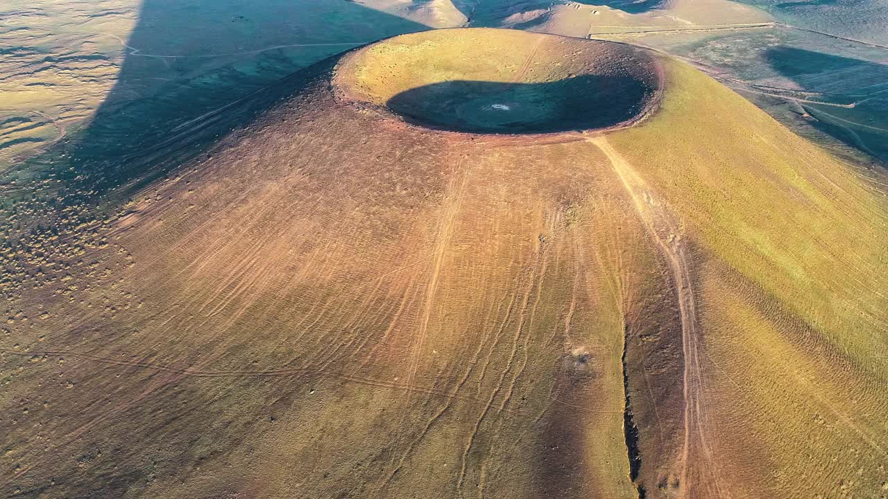 内蒙古草原上矗立着一座完美的锥形火山