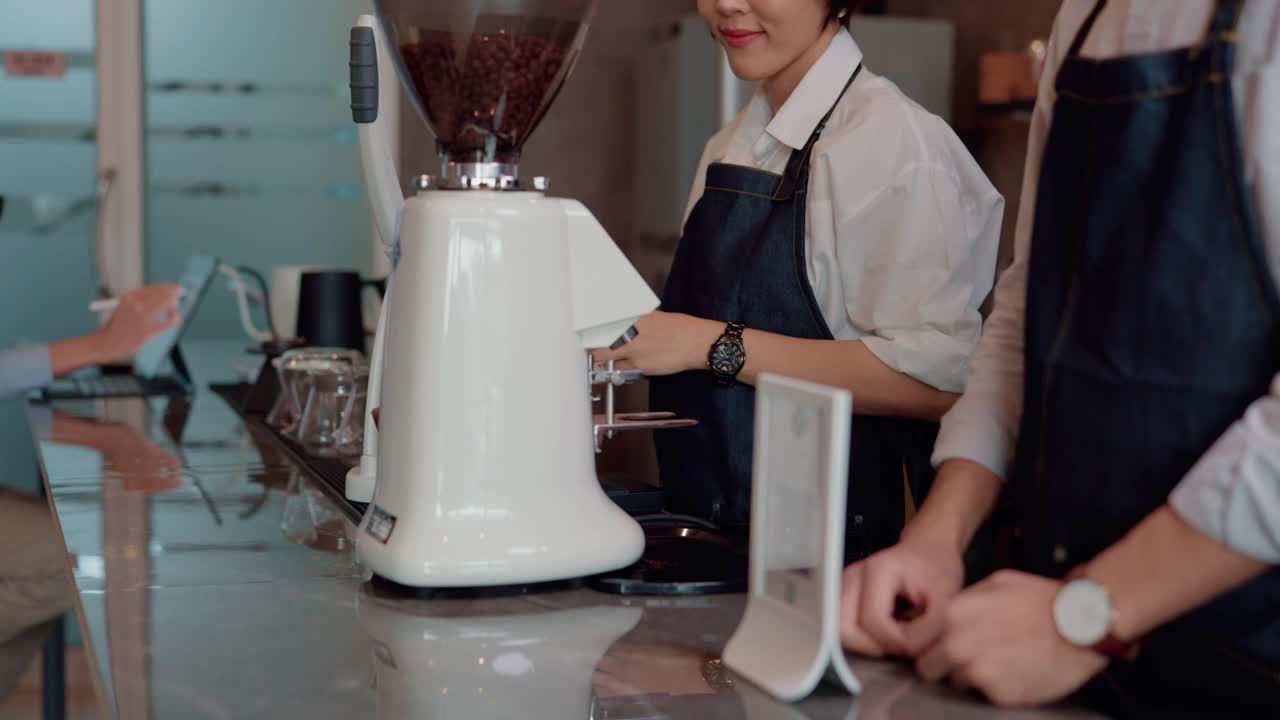 客户使用智能手机无接触支付。