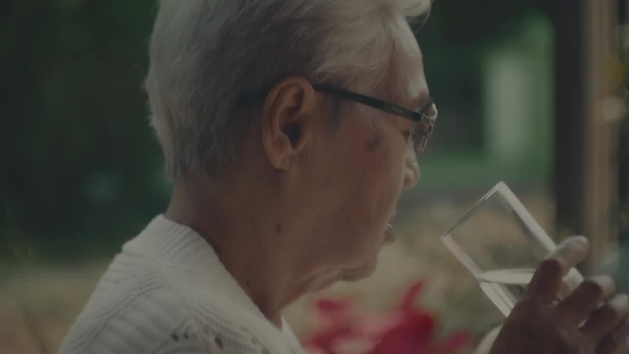 老妇人从药袋里取药