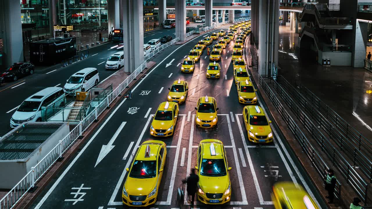 机场出口黄色出租车在夜间排队