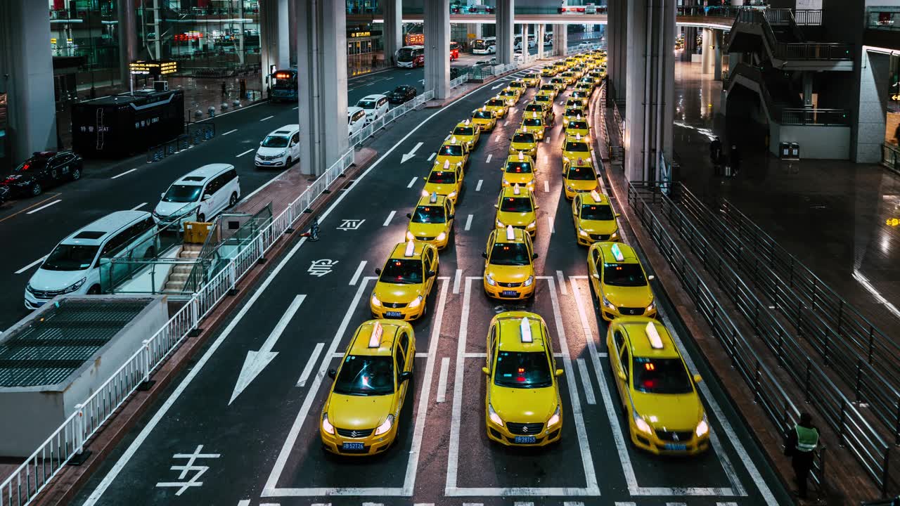詳情圖-機場出口黃色出租車在夜間排隊