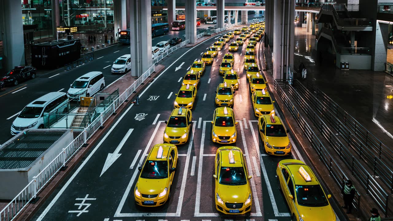 詳情圖-機場出口黃色出租車在夜間排隊
