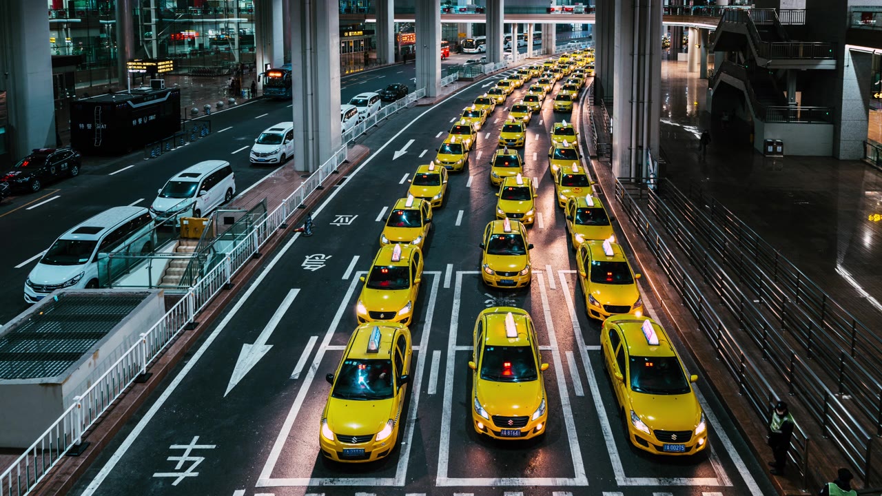 詳情圖-機場出口黃色出租車在夜間排隊