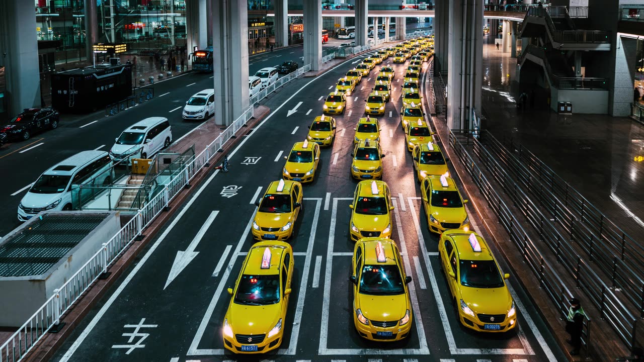 詳情圖-機場出口黃色出租車在夜間排隊