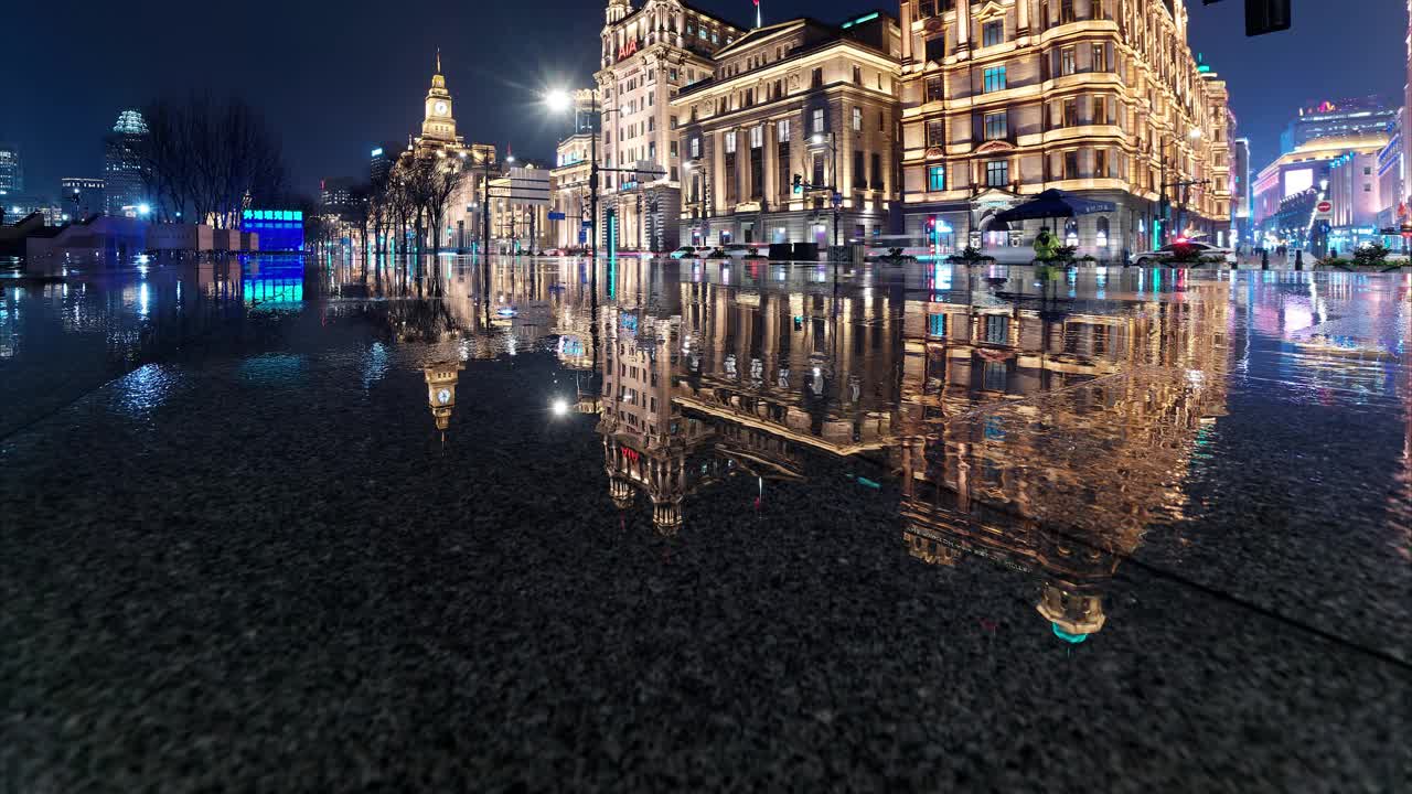 4k倾斜时间推移拍摄下雨天的上海外滩景观，完美地反映历史建筑地标与夜间行车灯光。