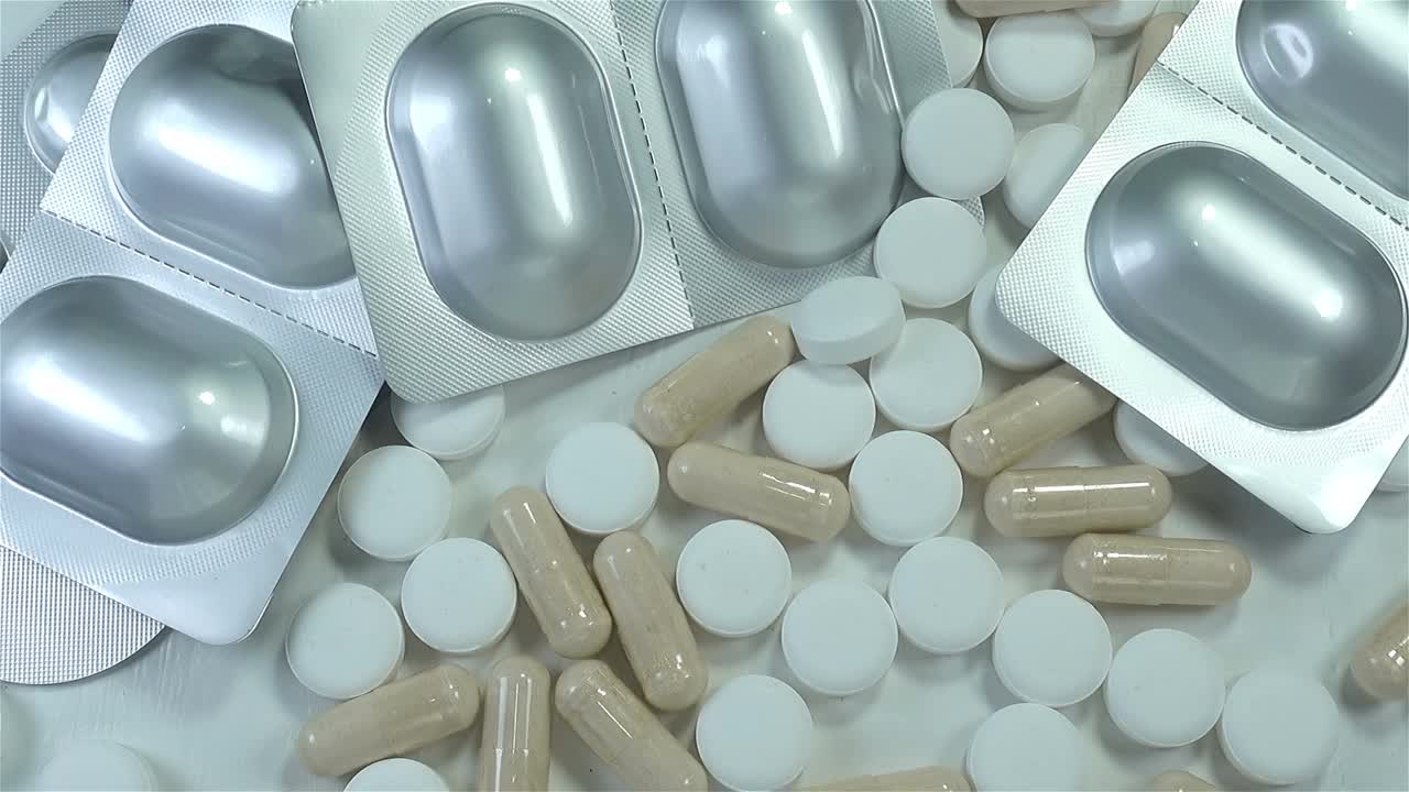 在一堆药丸上的银泡里装着医用胶囊