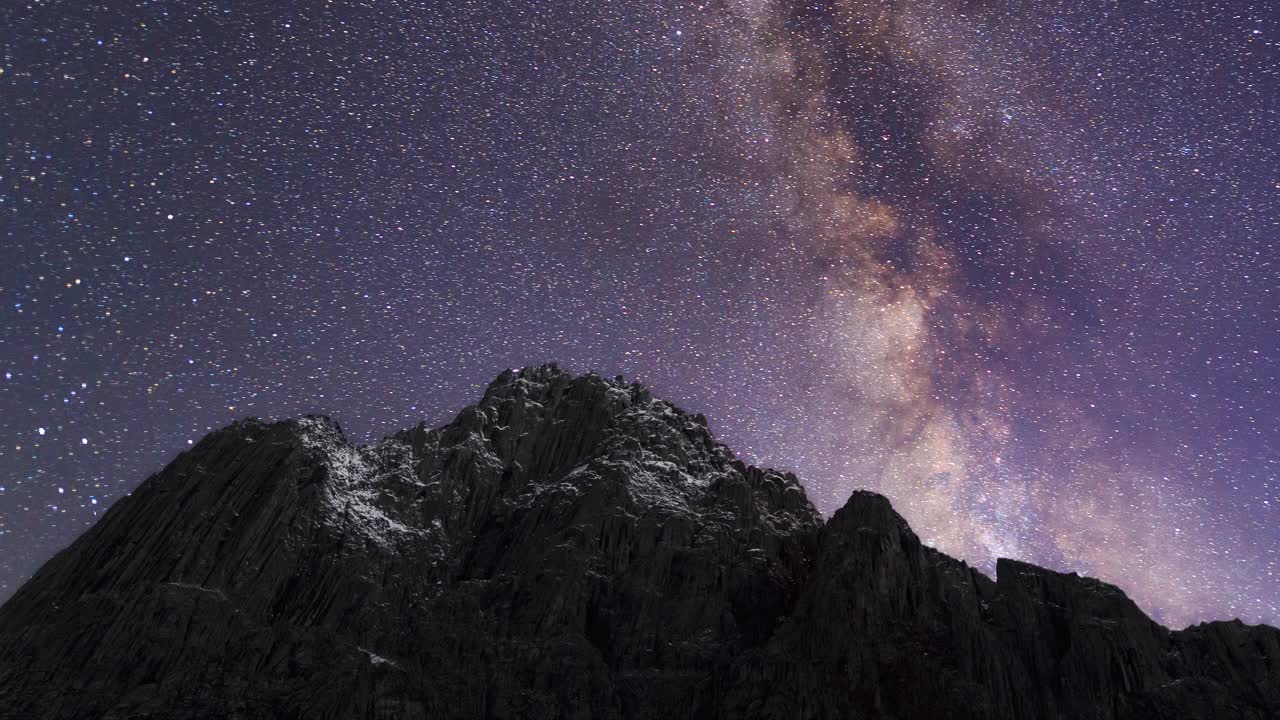 银河穿过雪山的山顶
