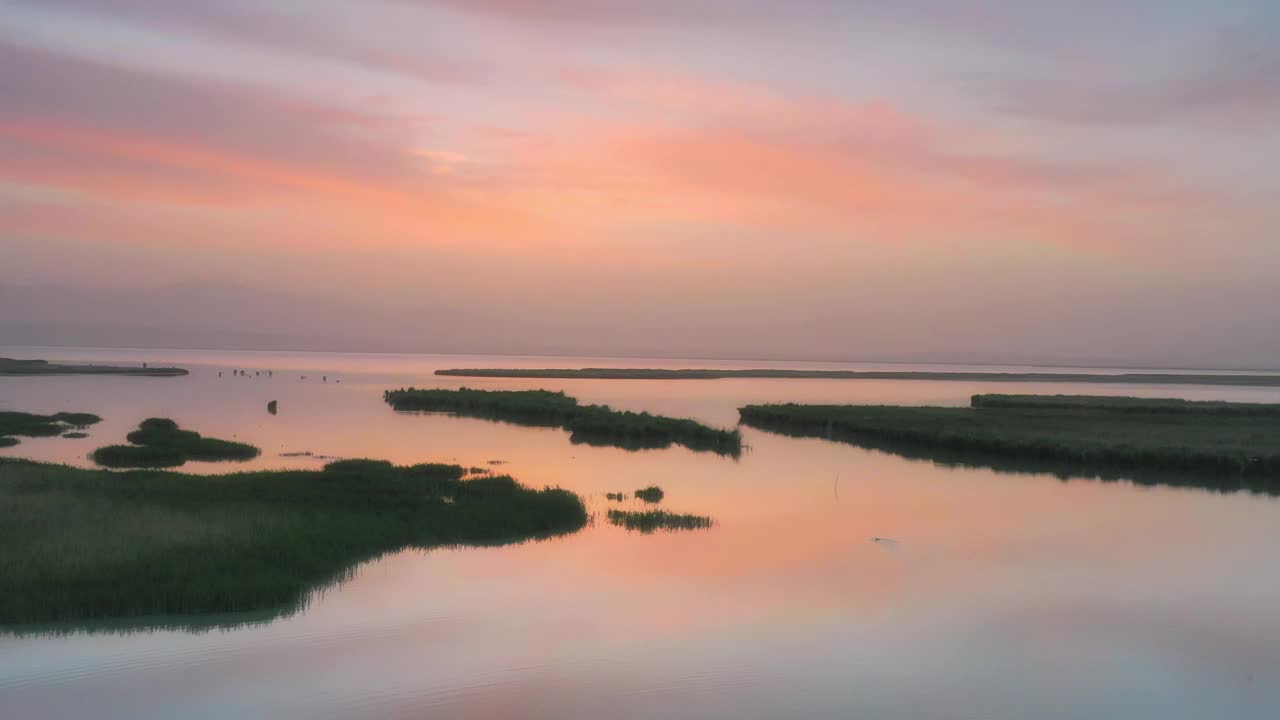 草原湿地上的日出非常梦幻