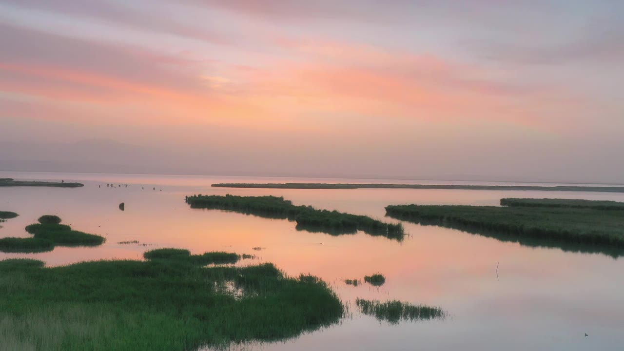详情图-草原湿地上的日出非常梦幻