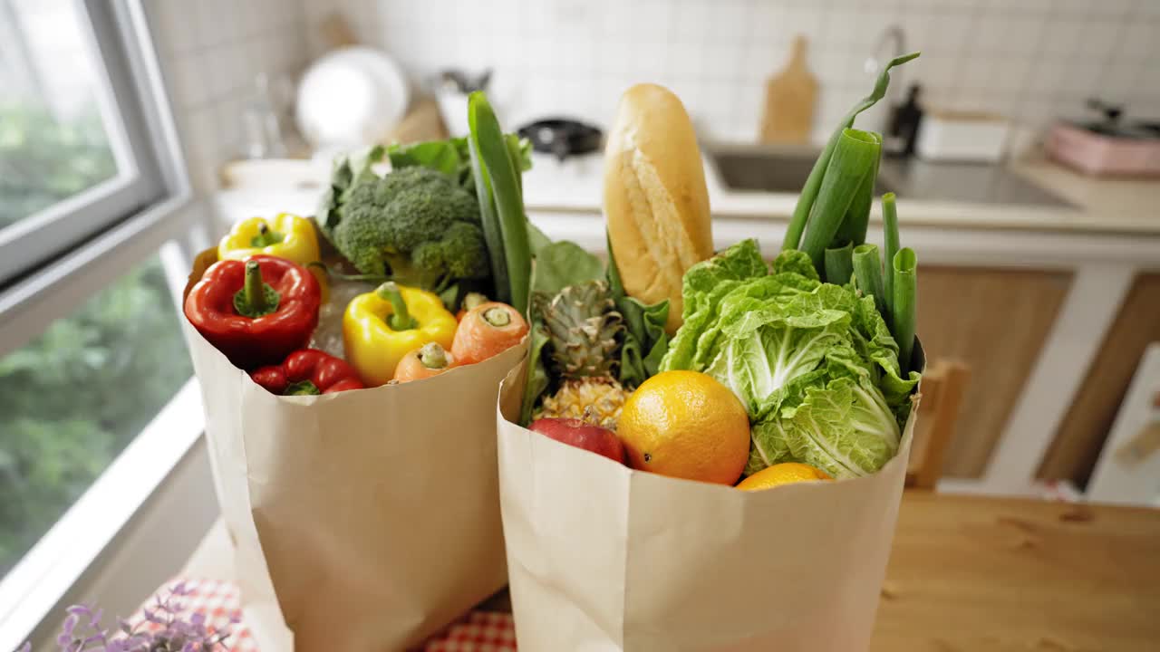 高角度观察检疫期间的食品运送