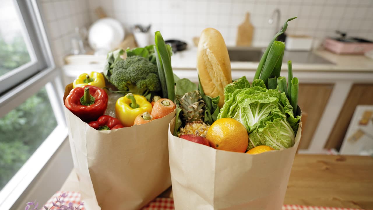 詳情圖-高角度觀察檢疫期間的食品運(yùn)送