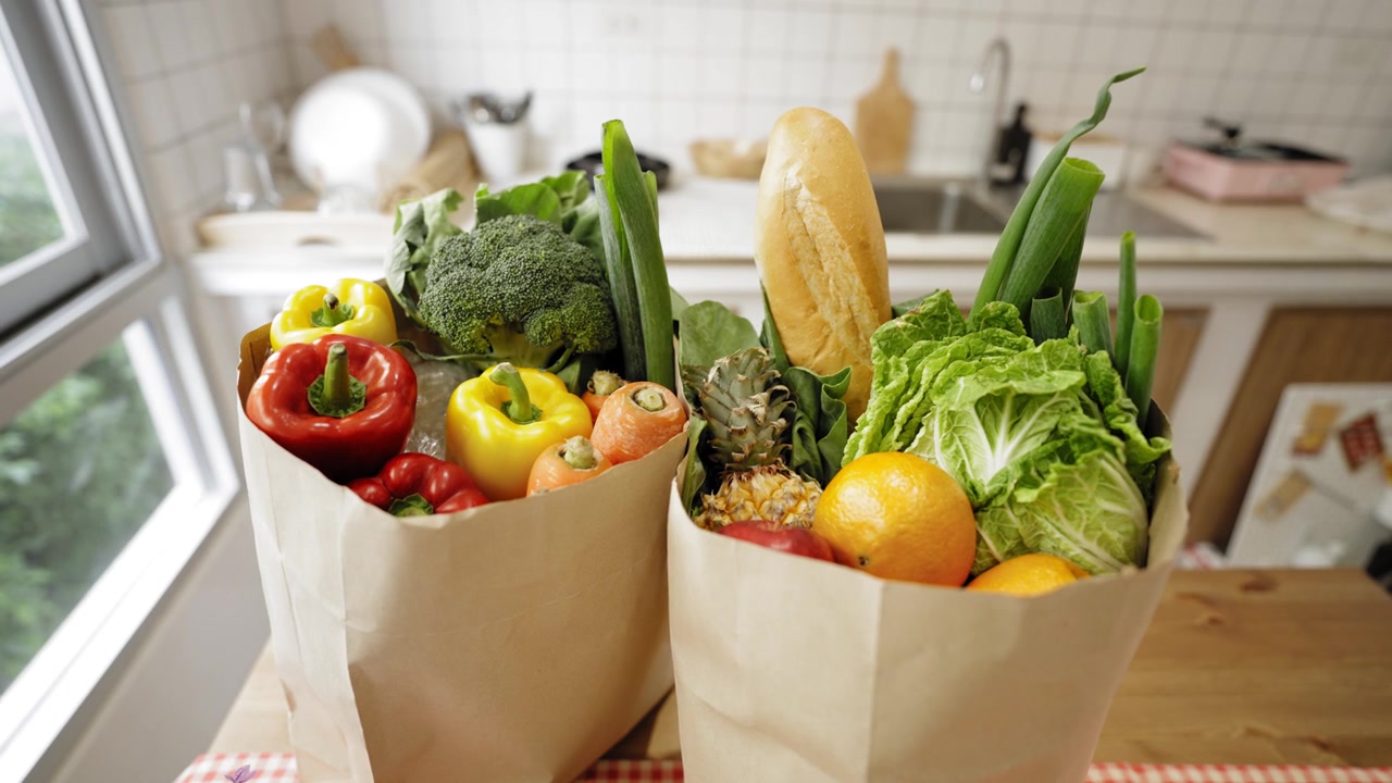 詳情圖-高角度觀察檢疫期間的食品運(yùn)送