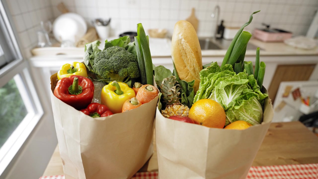 詳情圖-高角度觀察檢疫期間的食品運(yùn)送